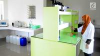 Petugas menguji DNA di ruang ekstraksi DNA Laboratorium Uji Balai Riset Budidaya Ikan Hias (BRBIH), Depok, Jabar, Jumat (8/3). Balai Riset memiliki lima laboratorium untuk mendukung fungsi penelitian. (Liputan6.com/Herman Zakharia)
