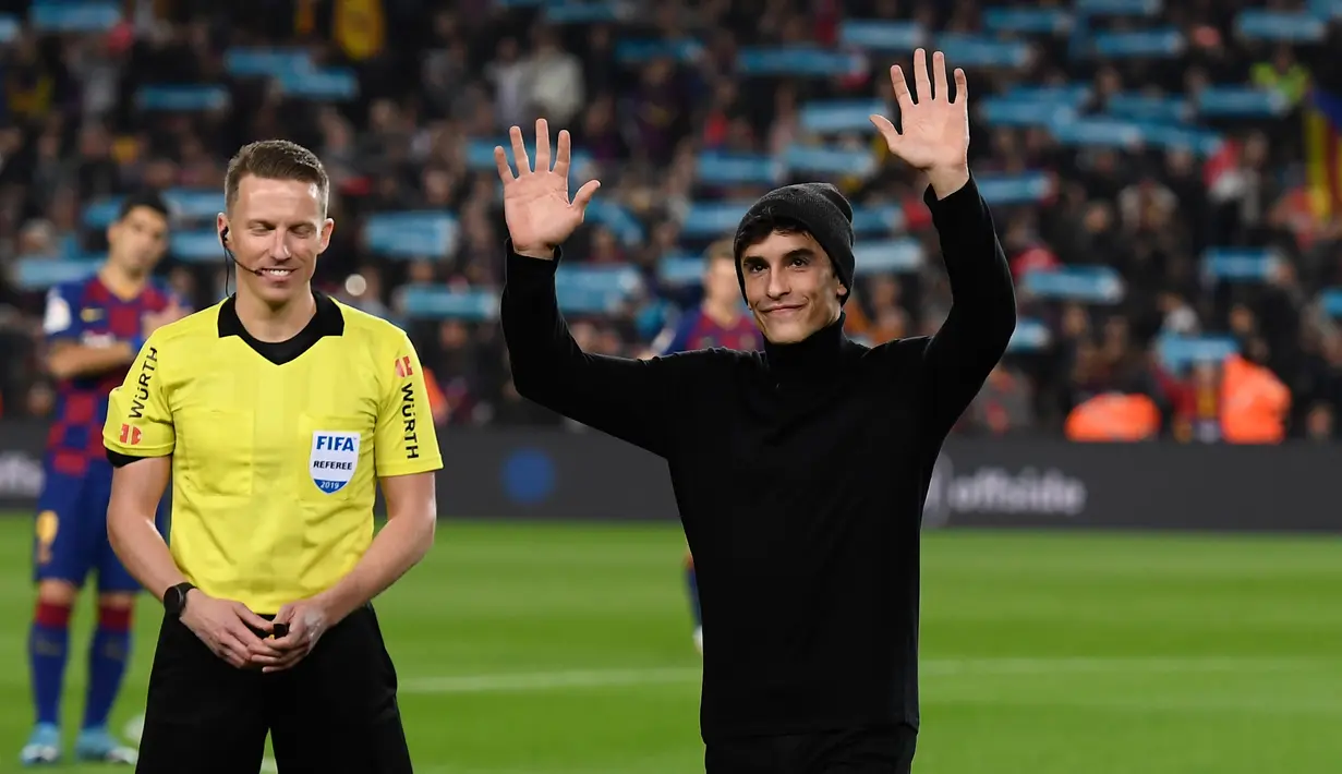 Pembalap Repsol Honda, Marc Marquez menyapa para suporter sebelum pertandingan Liga Spanyol "El Clasico" antara Barcelona melawan Real Madrid di Camp Nou Stadium (18/12/2019). (AFP/Lluis Gene)