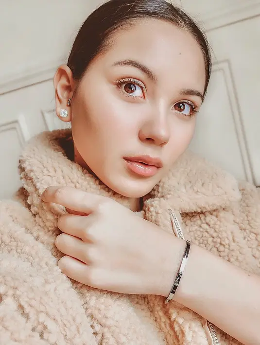 Al Ghazali dan Alyssa Daguise memang menjalin hubungan asmara jarak jauh. Wajar jika pada akhirnya keduanya terlihat begitu menikmati momen saat sedang bertemu. (Foto: instagram.com/alyssadaguise)
