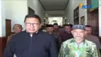 Meski mengalami luka di kaki, Menteri Lukman bisa berjalan normal keluar dari ruang perawatan.