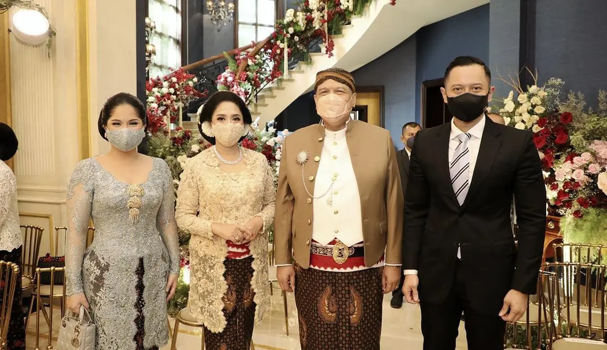 Hadir bersama suami dan mertua, Annisa Pohan tampil anggun kebaya Kartini berwarna biru. Kebaya ini dipadukan dengan kain lilit berwarna cokelat tua yang kontras dengan kebayanya. (instagram/annisayudhoyono)
