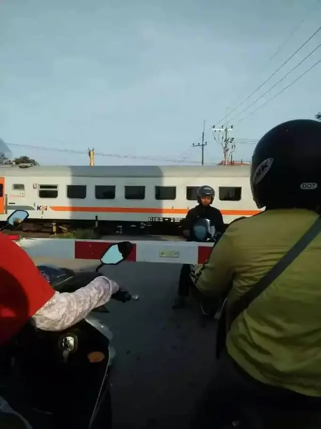 10 Momen Orang Terjebak Palang Pintu Kereta Ini Enggak Patut Ditiru