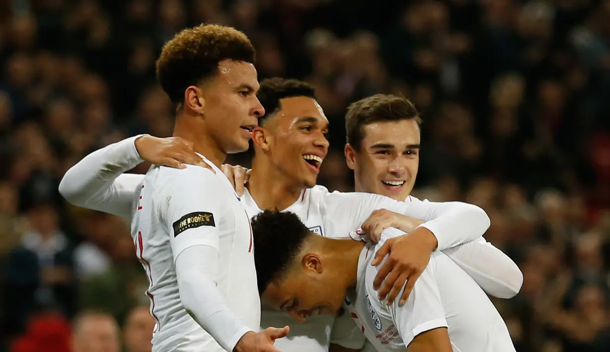 Selebrasi gol kedua bagi timnas Inggris, Trent Alexander-Arnold pada menit ke-25 memanfaatkan umpan J. Sancho pada laga persabahatan kontra Amerika Serikat yang berlangsung di Stadion Wembley, Inggris. Timnas Inggris menang 3-0. (AFP/Ian Kington)
