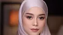 Ia pun nampak memesona dengan kerudung ungu dan busana warna rose gold. (@lestykejora)