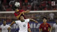 Pemain Timnas Indonesia, Ezra Walian berusaha merebut bola dari pemain Vietnam pada laga grup B SEA Games 2017 di Stadion Selayang, Selangor, Malaysia, Selasa (22/8). Indonesia bermain imbang melawan Vietnam dengan skor 0-0. (Liputan6.com/Faizal Fanani)