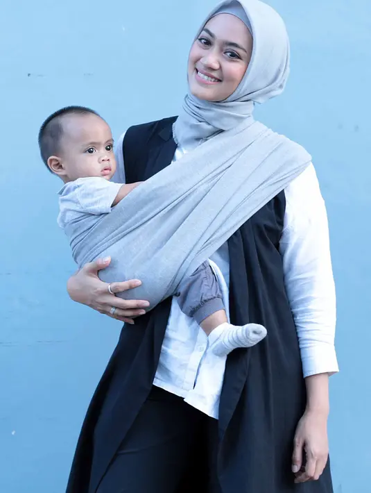 Meski sering kali merasa kerempotan bekerja sambil membawa anak, Ayudia bahkan merasa senang. Bahkan, membawa anak saat bekerja, juga sebagai bentuk pengenalan buah hatinya tentang pekerjaan orang tuanya. (Deki Prayoga/Bintang.com)