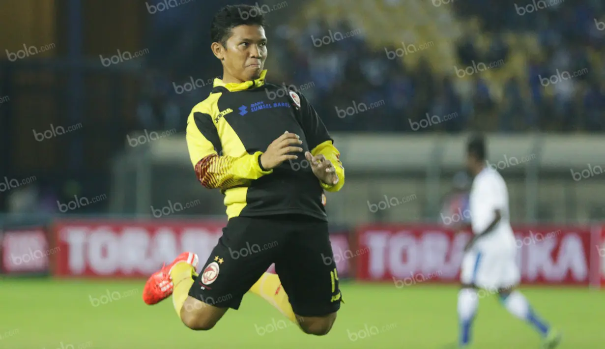 Gelandang Sriwijaya FC, Eka Ramdani, memulai karier di sebagai pesepak bola profesional di Persib Bandung  pada musim 2002-2003. Menghadapi Persib, dirinya mendapat sorakan kurang bersahabat dari Bobotoh. (Bola.com/Vitalis Yogi Trisna)