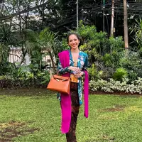 Ingin menambahkan kesan fresh and vibrant? Bisa pilih kebaya kutubaru motif floral dan selendang fuchsia seperti looks BCL satu ini. [@itsmebcl]