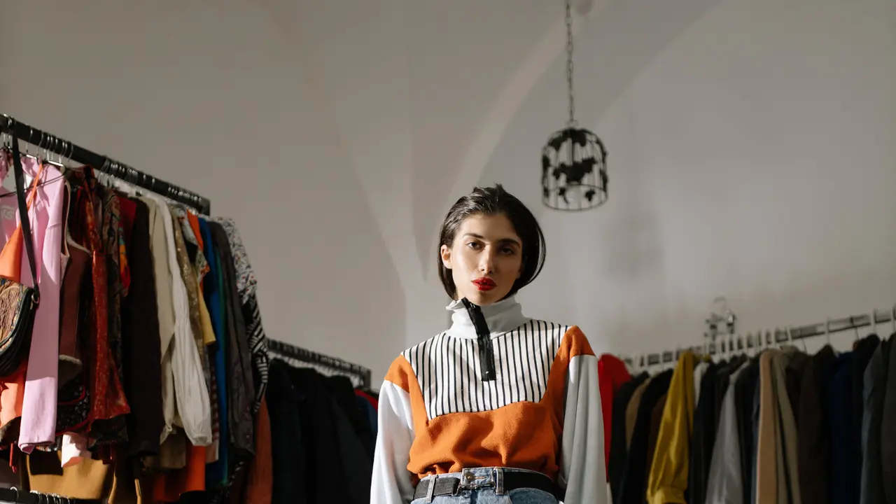 Contoh ilustrasi mix and match foto dengan tatanan busana thrifting