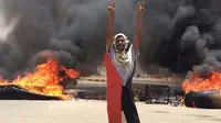 Salah seorang pengunjuk rasa di tengah kisruh politik di Sudan (AP Photo)