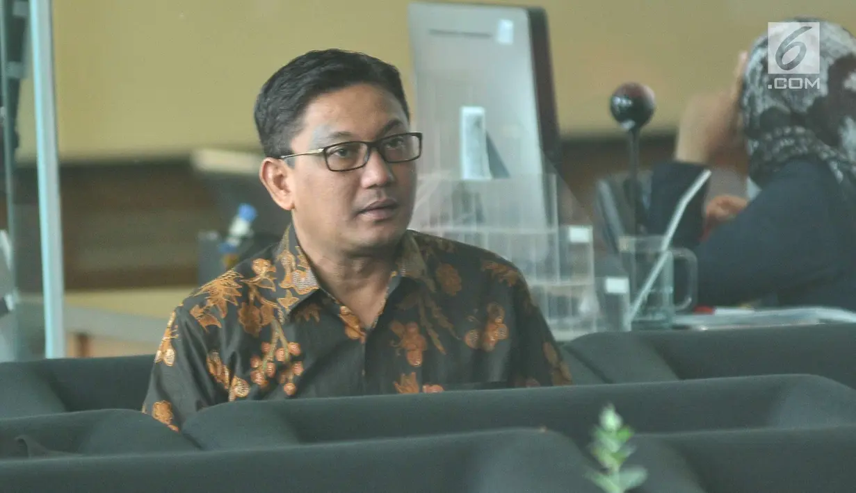 Mantan anggota Komisi II DPR Abdul Malik Haramain berada di lobi KPK untuk menjalani pemeriksaan di gedung KPK, Jakarta, Selasa (4/7). (Liputan6.com/Helmi Afandi)