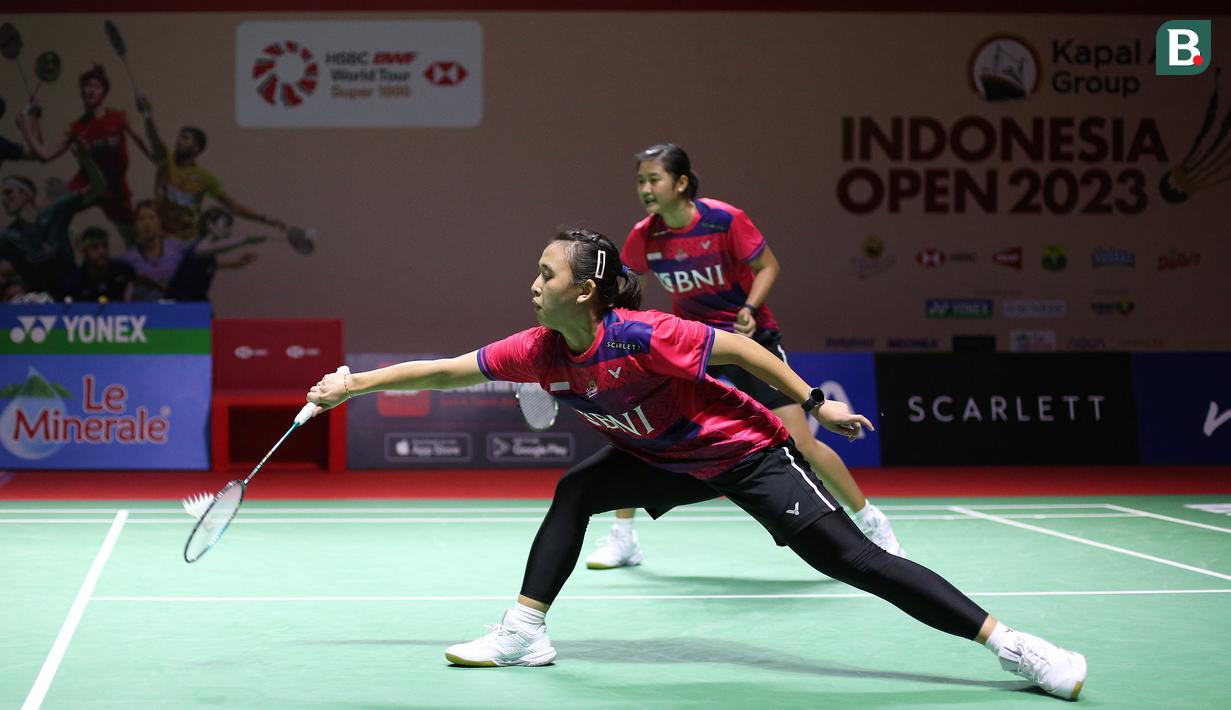 <p>Ganda putri Indonesia, Febriana Dwipuji Kusuma/Amalia Cahaya Pratiwi saat bertanding menghadapi sesama wakil Indonesia, Lanny Tria Mayasari/Ribka Sugiarto pada babak 32 besar Kejuaraan Bulu Tangkis Indonesia Open 2023 di Istora Senayan, Jakarta, Selasa (13/6/2023). Pasangan Febriana/Amalia menang dengan skor 21-15, 21-18. (Bola.com/Bagaskara Lazuardi)</p>