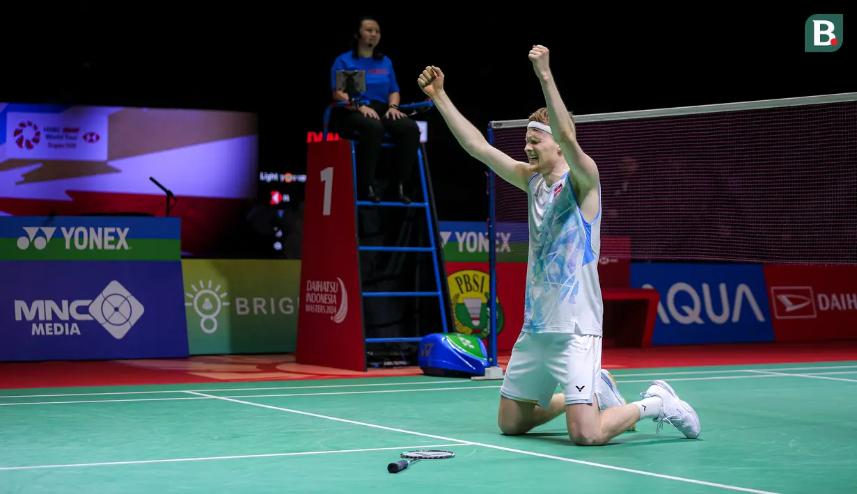 Pebulutangkis tunggal putra Denmark, Anders Antonsen merayakan kemenangan pada laga final Indonesia Masters 2024 melawan pebulutangkis Kanada, Brian Yang di Istora Senayan, Jakarta, Minggu (28/01/2024). (Bola.com/Bagaskara Lazuardi)