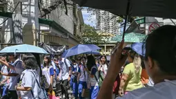 Suhu tinggi memaksa sekolah di hampir separuh Manila, Senin (3/3/2025) menghentikan kegiatan belajar mengajar. (Jam STA ROSA/AFP)
