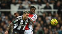 Gelandang Newcastle United asal Brasil Bruno Guimaraes (kiri) dan gelandang Arsenal asal Ghana, Homas Partey (kanan) mengamati bola selama pertandingan sepak bola leg kedua semifinal Piala Liga Inggris antara Newcastle United dan Chelsea di St James' Park, di Newcastle-upon-Tyne, Inggris timur laut, pada tanggal 5 Februari 2025.Paul ELLIS / AFP