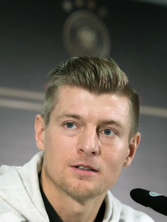 Pemain tengah Jerman Toni Kroos saat konferensi pers menjelang pertandingan Grup C Kualifikasi Piala Eropa 2020 melawan Irlandia Utara di Frankfurt am Main (18/11/2019). (AFP Photo/Daniel Roland)