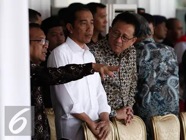 Presiden Jokowi meninjau kegiatan gladi bersih upacara HUT ke-71 Kemerdekaan RI di Istana Merdeka, Jakarta, Senin (15/8). Jokowi didampingi oleh Ketua DPD RI Irman Gusman meninjau gladi bersih tersebut. (Liputan6.com/Faizal Fanani)