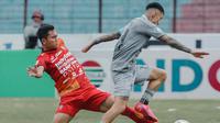 Bek kiri Bali United, Ricky Fajrin mencoba merebut bola dari kaki winger Borneo FC Samarinda, Stefano Lilipaly dalam lanjutan BRI Liga 1 2022/2023 di Stadion Sultan Agung, Bantul, Kamis (15/12/2022) (Dok. Bali United)