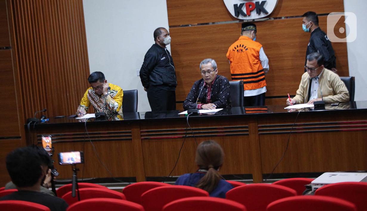 Mantan Bupati Sidoarjo Saiful Ilah (belakang tengah) dihadirkan dalam konferensi pers usai diperiksa di Gedung Merah Putih KPK, Jakarta, Selasa (7/3/2023). Saiful Ilah kembali ditahan KPK dalam kasus suap gratifikasi pemerintahan Kabupaten Sidoarjo, Jawa Timur. (Liputan6.com/Faizal Fanani)