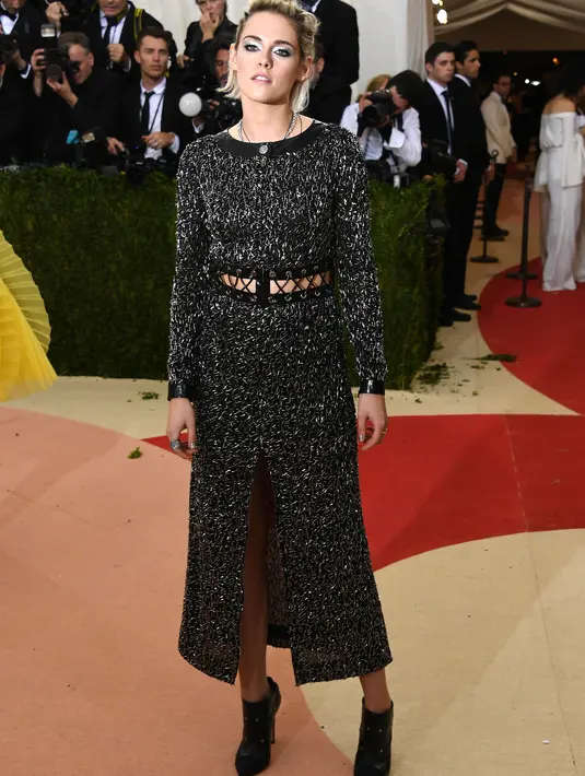 Sungguh tak pernah terduga, ajang Met Gala 2016 justru membuat Kristen Stewart minder ketika bertemu dua mantan kekasihnya. Pasalnya, Kristen tak bersama Soko kekasih wanitanya. (AFP/Bintang.com)