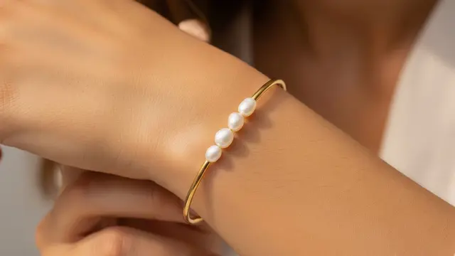 Gelang dengan Detail Mutiara