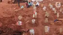 Suasana sepi pemakaman khusus Covid-19 di TPU Jombang, Tangerang Selatan, Selasa (24/8/2021). Setelah mengalami lonjakan kasus kematian akibat covid-19 yang cukup signifikan pada Juli 2021 lalu, TPU Jombang mengalami penurunan dalam dua pekan terakhir. (merdeka.com/Arie Basuki)