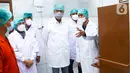 Menteri Perindustrian Agus Gumiwang Kartasasmita (kedua kanan) bersama Direktur Jenderal Industri Kecil Menengah dan Aneka Reni Yanita meninjau penerapan teknologi 4.0 di Koperasi Serba Usaha (KSU) Nira Satria, Banyumas, Rabu (15/12/2021). (Liputan6.com/HO/Kemenperin)