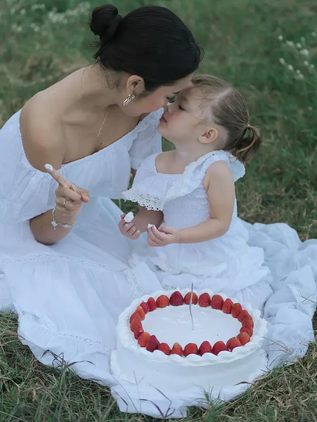 Jennifer Coppen senada dengan putrinya saat ulang tahun Kamari ke-2. [@jennifercoppenreal20]