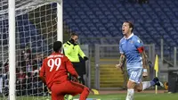 Gelandang sekaligus kapten Lazio, Lucas Biglia (kanan). (ANDREAS SOLARO / AFP)