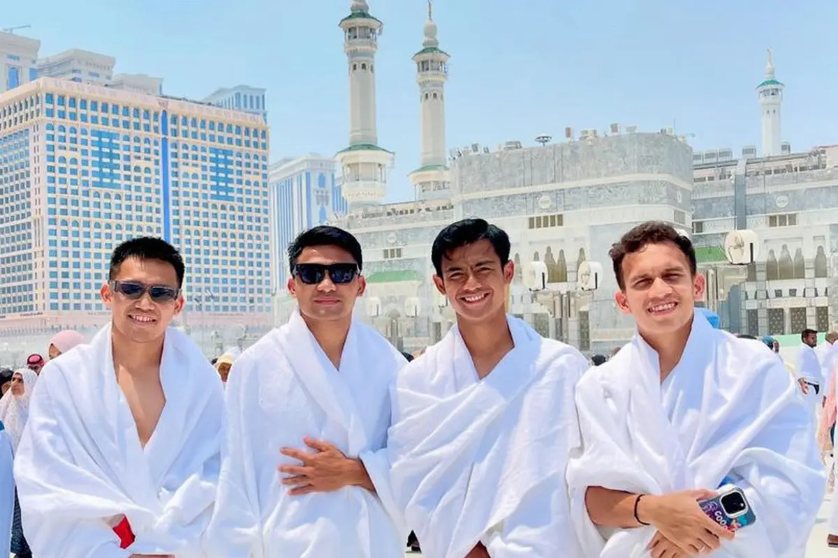 Gaya Sederet Pemain Timnas Indonesia Kenakan Ihram Saat Umrah