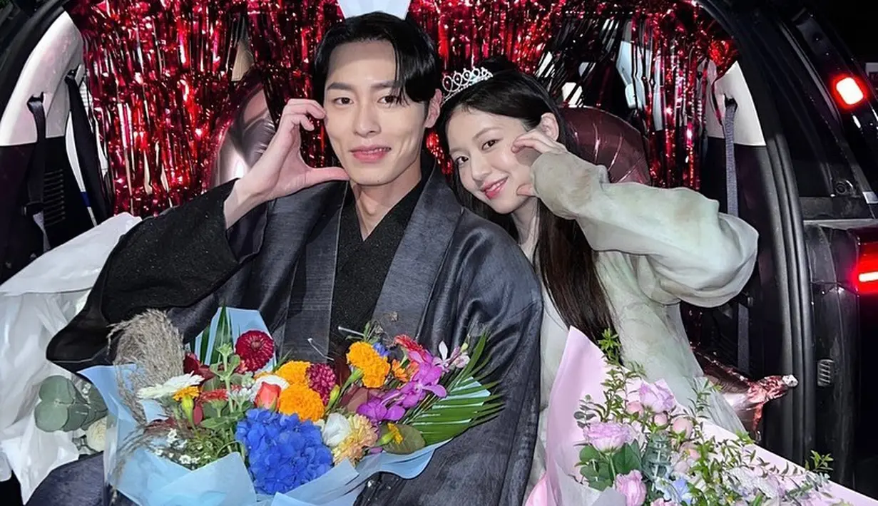 Setelah syuting drama selesai dilakukan, keduanya kembali memamerkan kebersamaan. Berfoto di belakang mobil yang terbuka, Lee Jae Wook dan Go Yoon Jung masing-masing membentuk hati dengan satu tangan. Foto: Instagram.