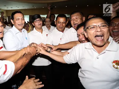 Jenderal purnawirawan Luhut Binsar Panjaitan, Ketua Tim Cakra19 Andi Widjajanto, dan para purnawirawan Jenderal TNI salam tos saat Deklarasi Dukungan Jokowi-Ma’ruf Amin sebagai Capres-Cawapres 2019 di Jakarta, Minggu (12/8). (Liputan6.com/Fery Pradolo)