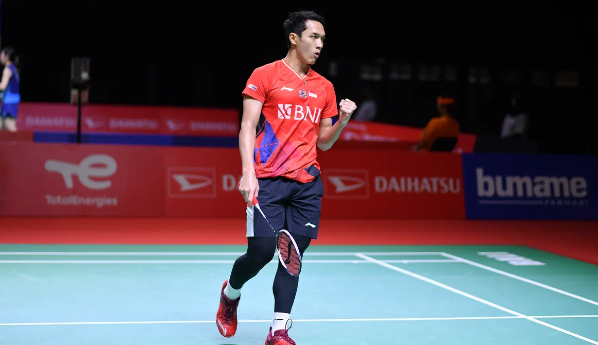 Tunggal putra Indonesia Jonatan Christie saat bertanding melawan pemain India Srikanth Kidambi pada babak 16 besar Indonesia Masters 2021 di Bali International Convention Centre & Westin Resort, Kamis (18/11/2021). Jojo, sapaan akrab Jonatan Christie, kalah 21-13, 18-21 dan 15-21. (HUMAS PP PBSI)
