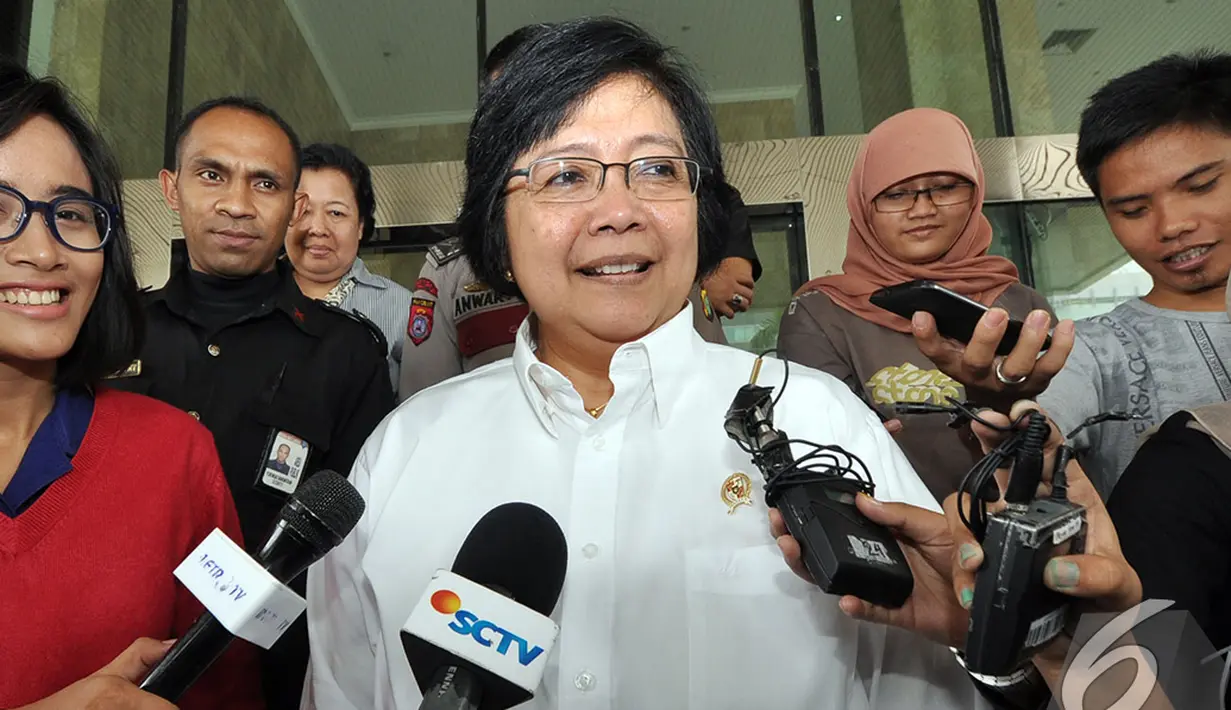 Menteri Lingkungan Hidup dan Kehutanan Siti Nurbaya menjawab pertanyaan awak media usai konferensi pers di Gedung KPK, Jakarta, Jumat (7/11/2014) (Liputan6.com/Miftahul Hayat)
