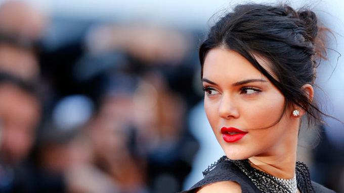 Pakai Jeans Baru, Kendall Jenner Telanjang Dada - News & Entertainment
