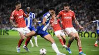 FC Porto dan Nottingham Forest harus puas bermain imbang 1-1 pada laga leg pertama perempat final Liga Europa musim ini di Estádio Do Dragao, Jumat (10/04/2026) dini hari WIB. (AFP/Miguel Riopa)