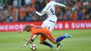 Wesley Sneijder (kiri) terjatuh saat berebut bola dengan pemain Luksemburg, Christophe Martins pada Kualiifikasi Piala Dunia 2018 di Rotterdam. (AFP/ John Thys)