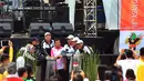 Wapres Jusuf Kalla, Menpora Imam Nahrawi, Gubernur Palembang Alex Noerdin berserta jajarannya saat menekan tombol peluncuran logo Asian Games 2018 Jakarta - Palembang, di Plaza Selatan, Senayan, Jakarta, Minggu (27/12/2015). (Liputan6.com/Johan Tallo)
