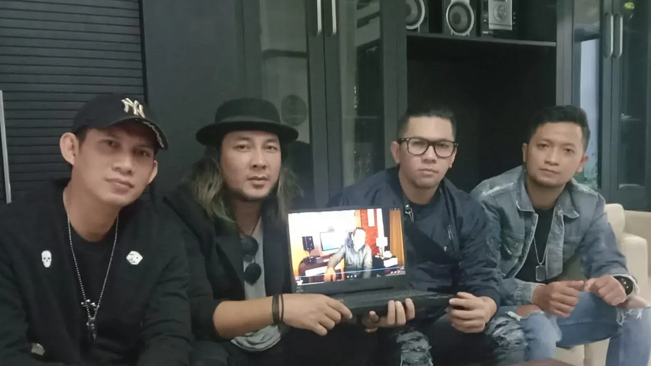Bagindas bersama Pay Burnama melalui sambungan jarak jauh