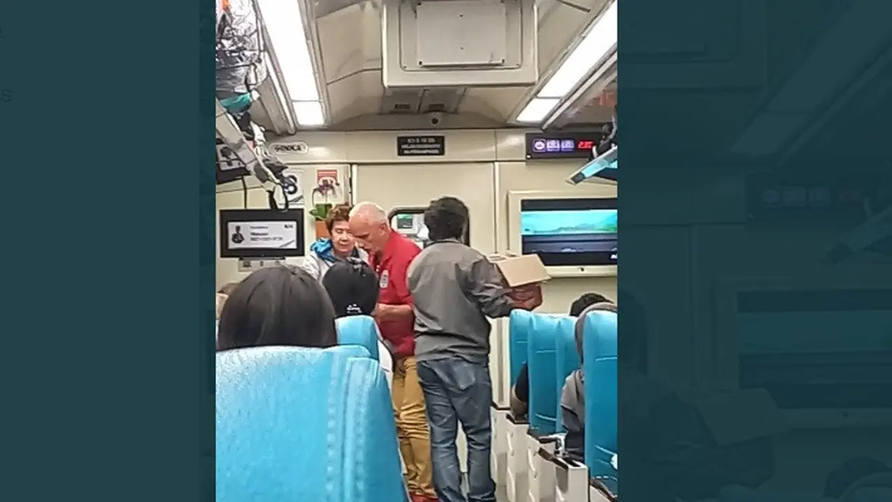 Sekelompok WNA membagi mie instan saat kereta api jarak jauh terhambat perjalanannya 8,5 jam di sekitar wilayah Kabupaten Cilacap, Jawa Tengah.