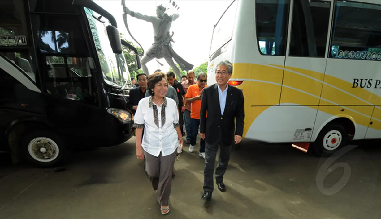Ketua Komite Olimpiade Indonesia (KOI) Rita Subowo (kiri) menemani kunjungan delegasi OCA meninjau lokasi tempat penyelenggaraan Asian Games 2018 di kawasan Gelora Bung Karno, Jakarta, Senin (26/1/2015). (Liputan6.com/Helmi Fithriansyah)