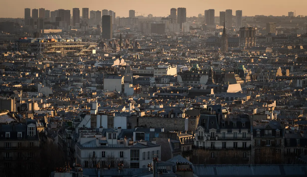Sebuah bangunan di kota Paris ketika matahari terbenam yang diselimuti kabut polusi, Paris, Prancis (3/12). Untuk mengurangi polusi ini, petugas setempat akan mengeluarkan kebijakan sirkulasi lalu lintas alternatif. (AFP/Lionel Bonaventure)
