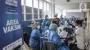 Petugas melakukan screening kepada penerima vaksinasi massal Covid-19 di Pasar Ikan Modern Muara Baru, Penjaringan, Jakarta, Kamis (5/8/2021). Vaksinasi massal di Pasar Ikan Muara Baru pada 5-7 Agustus ini menyasar masyarakat kawasan pesisir  berusia 12 tahun ke atas. (merdeka.com/Iqbal S Nugroho)