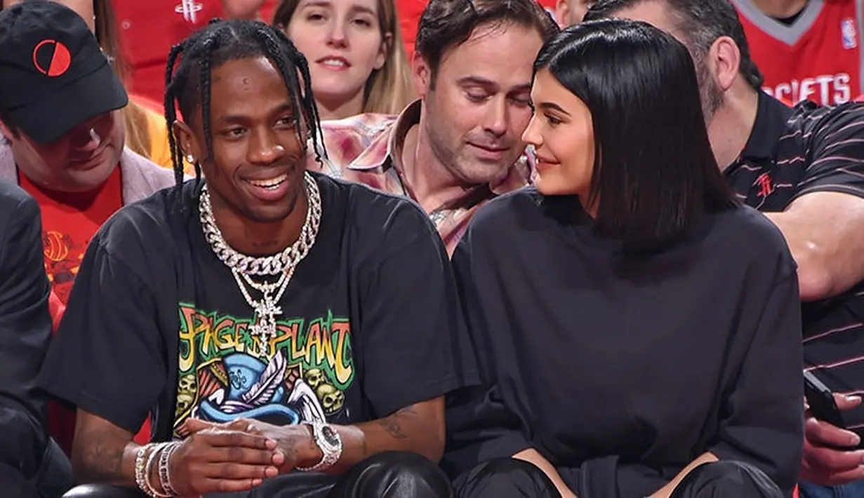 Kini, mereka pun tertangkap berciuman di tengah pertandingan NBA. (Life & Style)