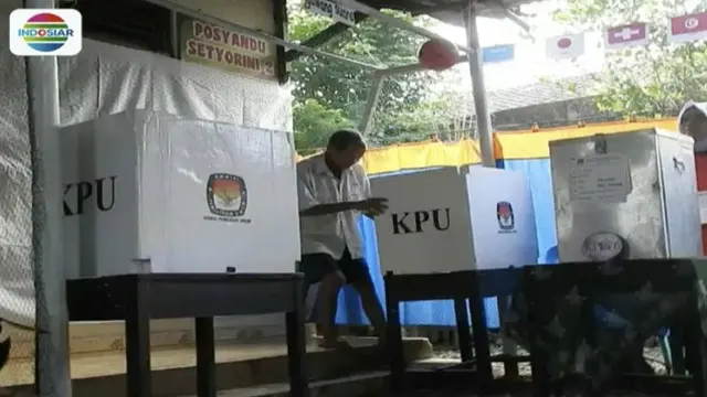 Petugas KPPS salah satu TPS di Banjarnegara, Jawa Tengah, memancing minat warga datang dan menyalurkan hak suaranya dengan memberi nuansa piala dunia.