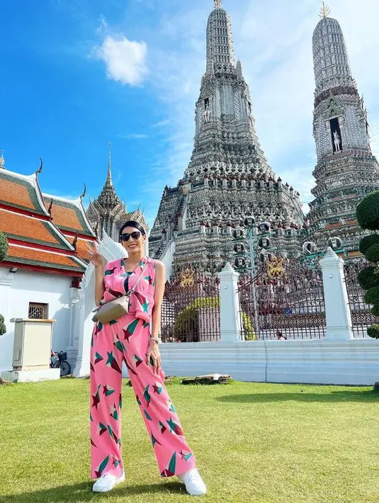 Di hari sebelumnya, Tyas juga sudah jalan-jalan ke berbagai tempat wisata populer di Bangkok. Penampilannya yang kece pun tak luput dari perhatian. Di sini, bintang film The Tarix Jabrix itu memilih outfit kasual yang santai dan nyaman di tengah teriknya panas matahari. (Liputan6.com/IG/@tyasmirasih)