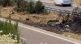 Puing-puing dan bekas luka bakar terlihat di sepanjang jalan tol A-52 di lokasi kecelakaan di mana pemain Liverpool Diogo Jota dan saudaranya Andre Felipe tewas dalam kecelakaan mobil di dekat Cernadilla, provinsi Zamora, di barat laut Spanyol, 3 Juli 2025. (Cesar Manso/AFP)