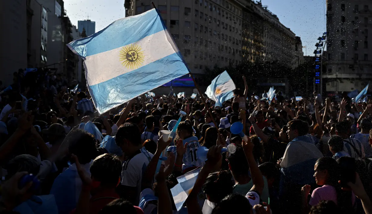 Fans Argentina merayakan kemenangan atas Kroasia pada pertandingan semifinal Piala Dunia Qatar 2022 di Obelisk di Buenos Aires, Rabu (14/12/2022). Argentina berhasil melaju ke final Piala Dunia 2022 usai mengalahkan Kroasia 3-0. (AFP/Luis Robayo)