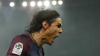 Striker PSG, Edinson Cavani, merayakan gol yang dicetaknya ke gawang Nice pada laga Ligue 1 Prancis di Stadion Parc des Princes, Paris, Jumat (27/10/2017). PSG menang 3-0 atas Nice. (AP/Michel Euler)