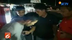 Sebagai barang bukti, polisi menyita dua paket sabu siap jual, telepon genggam, charger, tas, dan sepeda motor.
